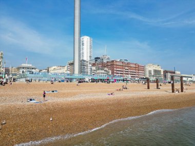 İngiltere 'nin Brighton ve Hove Coastal City' deki İngiliz Deniz ve Sahilin Güzel Turistik Manzarası. İngiliz Turist Çekiminin Yüksek Açılı Görüntüsü 9 Mayıs 2024 'te çekildi
