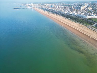 İngiltere 'nin Brighton ve Hove Coastal City' deki İngiliz Deniz ve Sahilin Güzel Turistik Manzarası. İngiliz Turist Çekiminin Yüksek Açılı Görüntüsü 9 Mayıs 2024 'te çekildi