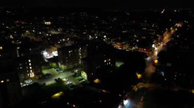 Aydınlanmış İngiliz Merkez Şehri Luton England 'ın Yüksek Açılı Manzarası Büyük Britanya Karanlık Gece Vakti. Yüksek Açılı Kamera 9 Kasım 2024 'te Soğuk Gece Boyunca Orta Yükseklikten İHA' nın Kamerasıyla çekildi..
