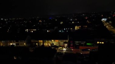 Aydınlanmış İngiliz Merkez Şehri Luton England 'ın Yüksek Açılı Manzarası Büyük Britanya Karanlık Gece Vakti. Yüksek Açılı Kamera 9 Kasım 2024 'te Soğuk Gece Boyunca Orta Yükseklikten İHA' nın Kamerasıyla çekildi..