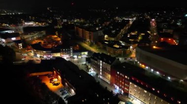 Aydınlanmış İngiliz Merkez Şehri Luton England 'ın Yüksek Açılı Manzarası Büyük Britanya Karanlık Gece Vakti. Yüksek Açılı Kamera 9 Kasım 2024 'te Soğuk Gece Boyunca Orta Yükseklikten İHA' nın Kamerasıyla çekildi..