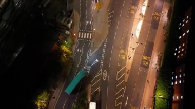 Aydınlanmış İngiliz Merkez Şehri Luton England 'ın Yüksek Açılı Manzarası Büyük Britanya Karanlık Gece Vakti. Yüksek Açılı Kamera 9 Kasım 2024 'te Soğuk Gece Boyunca Orta Yükseklikten İHA' nın Kamerasıyla çekildi..