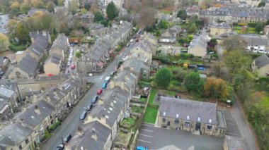 İngiltere 'nin Brighouse şehrinin Sabah ve Bulutlu Gün boyunca yüksek açılı görüntüsü. Hava Görüntüsü İHA 'nın Kamerasıyla 12 Kasım 2024' te çekildi.