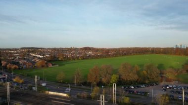 İngiltere 'nin Bedfordshire kentindeki North Luton ve Leagrave kasabalarının soğuk hava ve günbatımı akşamları hava görüntüsü. Yüksek Açılı Kamera, İHA 'nın Kamerasıyla 13 Kasım 2024' te çekildi.