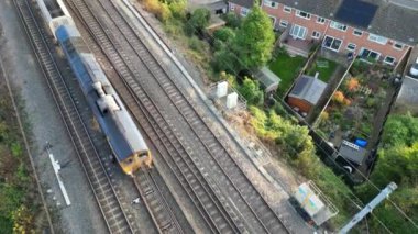 İngiltere 'nin Bedfordshire kentindeki North Luton ve Leagrave kasabalarının soğuk hava ve günbatımı akşamları hava görüntüsü. Yüksek Açılı Kamera, İHA 'nın Kamerasıyla 13 Kasım 2024' te çekildi.