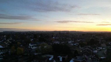 İngiltere 'nin Bedfordshire kentindeki North Luton ve Leagrave kasabalarının soğuk hava ve günbatımı akşamları hava görüntüsü. Yüksek Açılı Kamera, İHA 'nın Kamerasıyla 13 Kasım 2024' te çekildi.