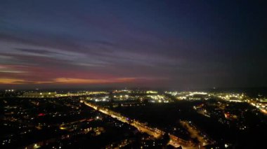 Günbatımından sonra İngiltere 'nin Bedfordshire kentindeki North Luton ve Leagrave kasabalarının hava manzarası. Yüksek Açılı Kamera, İHA 'nın Kamerasıyla 13 Kasım 2024' te çekildi.