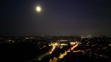 Günbatımından sonra İngiltere 'nin Bedfordshire kentindeki North Luton ve Leagrave kasabalarının hava manzarası. Yüksek Açılı Kamera, İHA 'nın Kamerasıyla 13 Kasım 2024' te çekildi.