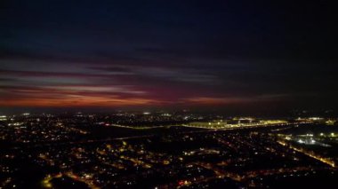 Günbatımından sonra İngiltere 'nin Bedfordshire kentindeki North Luton ve Leagrave kasabalarının hava manzarası. Yüksek Açılı Kamera, İHA 'nın Kamerasıyla 13 Kasım 2024' te çekildi.