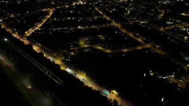 Günbatımından sonra İngiltere 'nin Bedfordshire kentindeki North Luton ve Leagrave kasabalarının hava manzarası. Yüksek Açılı Kamera, İHA 'nın Kamerasıyla 13 Kasım 2024' te çekildi.