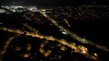 Günbatımından sonra İngiltere 'nin Bedfordshire kentindeki North Luton ve Leagrave kasabalarının hava manzarası. Yüksek Açılı Kamera, İHA 'nın Kamerasıyla 13 Kasım 2024' te çekildi.