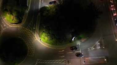 14 Kasım 2024 'te Soğuk ve Bulutlu Gece sırasında Kuzey Londra' da yer alan Aydınlanmış Kuzey Watford şehrinin Yüksek Açı Görüntüsü. Drone 'un Kamera Görüntüsü.