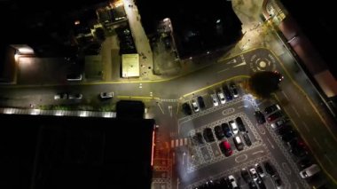 14 Kasım 2024 'te Soğuk ve Bulutlu Gece sırasında Kuzey Londra' da yer alan Aydınlanmış Kuzey Watford şehrinin Yüksek Açı Görüntüsü. Drone 'un Kamera Görüntüsü.