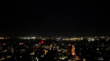 İngiltere 'nin Liverpool şehrinin yüksek açılı hızlandırılmış görüntüsü gece yarısı saatinde. En Güzel Hava Görüntüsü Gece ve Gündoğumundan Önce 11 Kasım 2024 'te çekildi.