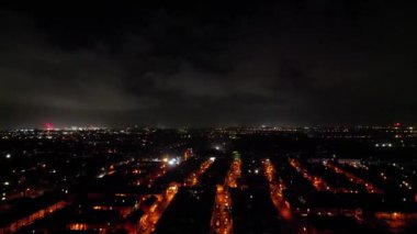 İngiltere 'nin Liverpool şehrinin yüksek açılı hızlandırılmış görüntüsü gece yarısı saatinde. En Güzel Hava Görüntüsü Gece ve Gündoğumundan Önce 11 Kasım 2024 'te çekildi.