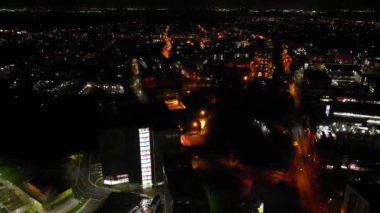 İngiltere 'nin Liverpool şehrinin yüksek açılı hızlandırılmış görüntüsü gece yarısı saatinde. En Güzel Hava Görüntüsü Gece ve Gündoğumundan Önce 11 Kasım 2024 'te çekildi.