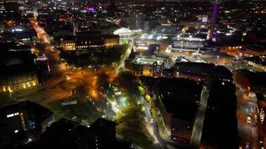 İngiltere 'nin Liverpool şehrinin yüksek açılı hızlandırılmış görüntüsü gece yarısı saatinde. En Güzel Hava Görüntüsü Gece ve Gündoğumundan Önce 11 Kasım 2024 'te çekildi.