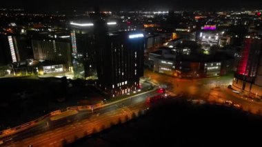 İngiltere 'nin Liverpool şehrinin yüksek açılı hızlandırılmış görüntüsü gece yarısı saatinde. En Güzel Hava Görüntüsü Gece ve Gündoğumundan Önce 11 Kasım 2024 'te çekildi.