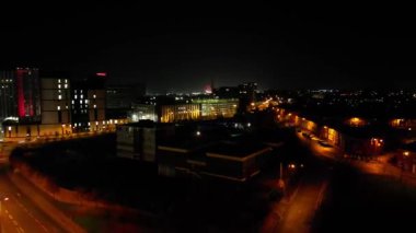 İngiltere 'nin Liverpool şehrinin yüksek açılı hızlandırılmış görüntüsü gece yarısı saatinde. En Güzel Hava Görüntüsü Gece ve Gündoğumundan Önce 11 Kasım 2024 'te çekildi.