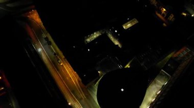 İngiltere 'nin Liverpool şehrinin yüksek açılı hızlandırılmış görüntüsü gece yarısı saatinde. En Güzel Hava Görüntüsü Gece ve Gündoğumundan Önce 11 Kasım 2024 'te çekildi.