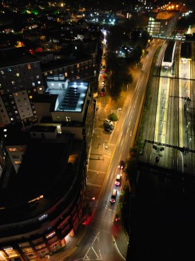 Aydınlanmış Luton Şehri ve Şehir Merkezi Evleri 'nin Karanlık Gece Açılı Manzarası. Yüksek Açılı Görüntü, 9 Kasım 2024 'te İHA' nın Kamerasıyla Orta Yükseklikten İngiltere 'de çekildi..