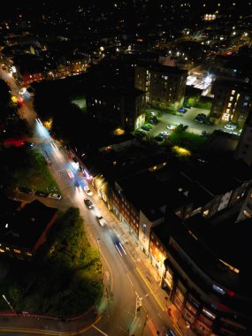 Aydınlanmış Luton Şehri ve Şehir Merkezi Evleri 'nin Karanlık Gece Açılı Manzarası. Yüksek Açılı Görüntü, 9 Kasım 2024 'te İHA' nın Kamerasıyla Orta Yükseklikten İngiltere 'de çekildi..