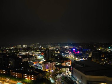 Aydınlanmış Luton Şehri ve Şehir Merkezi Evleri 'nin Karanlık Gece Açılı Manzarası. Yüksek Açılı Görüntü, 9 Kasım 2024 'te İHA' nın Kamerasıyla Orta Yükseklikten İngiltere 'de çekildi..