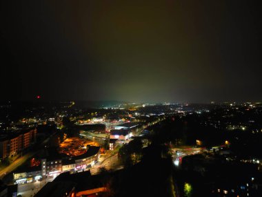 Aydınlanmış Luton Şehri ve Şehir Merkezi Evleri 'nin Karanlık Gece Açılı Manzarası. Yüksek Açılı Görüntü, 9 Kasım 2024 'te İHA' nın Kamerasıyla Orta Yükseklikten İngiltere 'de çekildi..