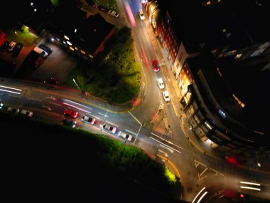 Aydınlanmış Luton Şehri ve Şehir Merkezi Evleri 'nin Karanlık Gece Açılı Manzarası. Yüksek Açılı Görüntü, 9 Kasım 2024 'te İHA' nın Kamerasıyla Orta Yükseklikten İngiltere 'de çekildi..