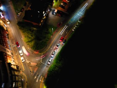 Aydınlanmış Luton Şehri ve Şehir Merkezi Evleri 'nin Karanlık Gece Açılı Manzarası. Yüksek Açılı Görüntü, 9 Kasım 2024 'te İHA' nın Kamerasıyla Orta Yükseklikten İngiltere 'de çekildi..