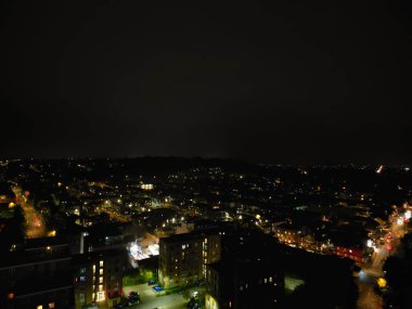 Aydınlanmış Luton Şehri ve Şehir Merkezi Evleri 'nin Karanlık Gece Açılı Manzarası. Yüksek Açılı Görüntü, 9 Kasım 2024 'te İHA' nın Kamerasıyla Orta Yükseklikten İngiltere 'de çekildi..