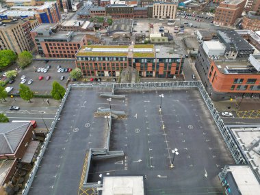 İngiltere 'nin Güney Yorkshire ilçesinde yer alan Sheffield Şehir Merkezi' nin havadan görünüşü. Yüksek Açılı Kamera 29 Nisan 2024 'te İHA' nın Orta Yükseklikten Kamerası ile yakalandı..