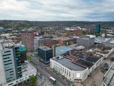 İngiltere 'nin Güney Yorkshire ilçesinde yer alan Sheffield Şehir Merkezi' nin havadan görünüşü. Yüksek Açılı Kamera 29 Nisan 2024 'te İHA' nın Orta Yükseklikten Kamerası ile yakalandı..