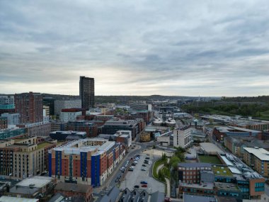 İngiltere 'nin Güney Yorkshire ilçesinde yer alan Sheffield Şehir Merkezi' nin havadan görünüşü. Yüksek Açılı Kamera 29 Nisan 2024 'te İHA' nın Orta Yükseklikten Kamerası ile yakalandı..
