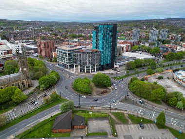 İngiltere 'nin Güney Yorkshire ilçesinde yer alan Sheffield Şehir Merkezi' nin havadan görünüşü. Yüksek Açılı Kamera 29 Nisan 2024 'te İHA' nın Orta Yükseklikten Kamerası ile yakalandı..