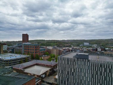 İngiltere 'nin Güney Yorkshire ilçesinde yer alan Sheffield Şehir Merkezi' nin havadan görünüşü. Yüksek Açılı Kamera 29 Nisan 2024 'te İHA' nın Orta Yükseklikten Kamerası ile yakalandı..