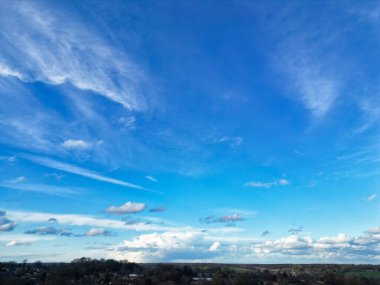 İngiltere üzerinde En Güzel Gökyüzü ve Dramatik Bulutların Yüksek Açı Manzarası. İHA 'nın Yüksek İrtifadan Kamera Görüntüsü.