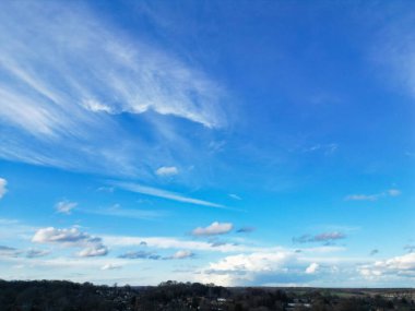 İngiltere üzerinde En Güzel Gökyüzü ve Dramatik Bulutların Yüksek Açı Manzarası. İHA 'nın Yüksek İrtifadan Kamera Görüntüsü.