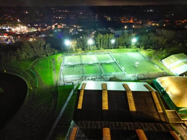 İngiltere 'nin Welwyn Garden şehrinin Yüksek Açılı Gece Manzarası. Hava Görüntüleri, İHA 'nın Kamerasıyla 1 Mart 2024' te çekildi.