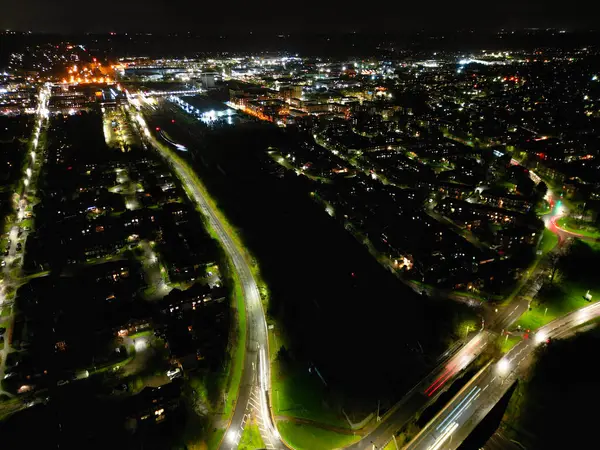 İngiltere 'nin Welwyn Garden şehrinin Yüksek Açılı Gece Manzarası. Hava Görüntüleri, İHA 'nın Kamerasıyla 1 Mart 2024' te çekildi.