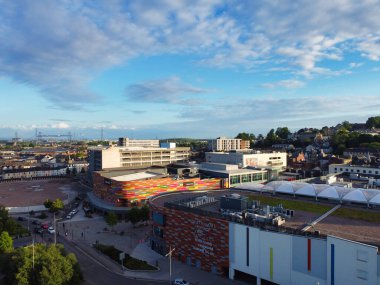 Günbatımında İngiltere, Usk Wales nehri üzerinde bulunan Newport şehrinin yüksek açılı görüntüsü. Hava Görüntüsü İHA 'nın Kamerasıyla 27 Mayıs 2024' te çekildi.