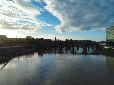 Günbatımında İngiltere, Usk Wales nehri üzerinde bulunan Newport şehrinin yüksek açılı görüntüsü. Hava Görüntüsü İHA 'nın Kamerasıyla 27 Mayıs 2024' te çekildi.