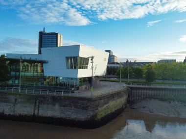 Günbatımında İngiltere, Usk Wales nehri üzerinde bulunan Newport şehrinin yüksek açılı görüntüsü. Hava Görüntüsü İHA 'nın Kamerasıyla 27 Mayıs 2024' te çekildi.