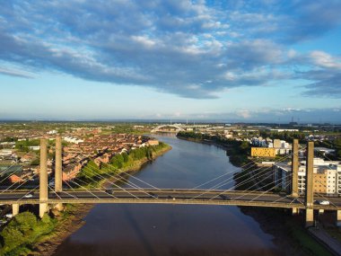 Günbatımında İngiltere, Usk Wales nehri üzerinde bulunan Newport şehrinin yüksek açılı görüntüsü. Hava Görüntüsü İHA 'nın Kamerasıyla 27 Mayıs 2024' te çekildi.