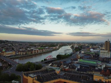 Günbatımında İngiltere, Usk Wales nehri üzerinde bulunan Newport şehrinin yüksek açılı görüntüsü. Hava Görüntüsü İHA 'nın Kamerasıyla 27 Mayıs 2024' te çekildi.