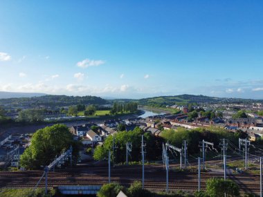 Günbatımında İngiltere, Usk Wales nehri üzerinde bulunan Newport şehrinin yüksek açılı görüntüsü. Hava Görüntüsü İHA 'nın Kamerasıyla 27 Mayıs 2024' te çekildi.