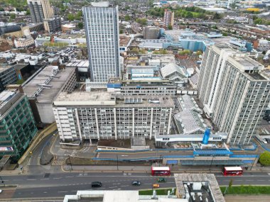 Batı Croydon Londra Başkent Turu 'nda yüksek açılı binaların manzarası. İngiltere 'nin merkezi Londra' sı. Hava Görüntüsü İHA 'nın Kamerasıyla 24 Nisan 2024' te çekildi.