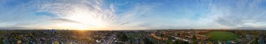 Güzel Günbatımı Zamanı sırasında Kuzey Luton Şehri 'nin Hava Geniş Açı Panoramik Manzarası. 13 Kasım 2024. İngiltere İngiltere.
