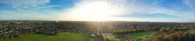 Güzel Günbatımı Zamanı sırasında Kuzey Luton Şehri 'nin Hava Geniş Açı Panoramik Manzarası. 13 Kasım 2024. İngiltere İngiltere.