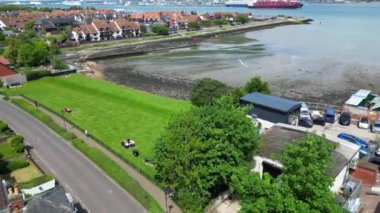 İngiltere 'nin Kent kentinde, Sahildeki Hythe Town ve Okyanus Yüksek Açı Manzarası. 17 Mayıs 2024 'teki sıcak hava koşullarında şehir konutlarının hava görüntüleri Drone' un kamerasıyla kaydedildi.